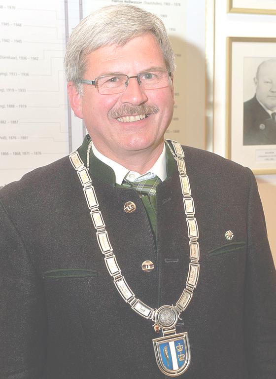Bürgermeister Hans Eichler tritt seine letzte Amtsperiode mit der nagelneuen Amtskette an. 	Foto: Schunk