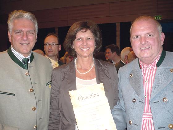 Michael Bernhard (links) und Alois Rath freuen sich mit Ilse Aigner über den dritten Platz.	Foto: privat