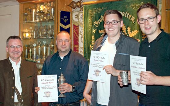 Gewinner unter sich: (v. l. n. r) Udo Weiß, Harald  Baier, Peter Weber und Maximilian Löffelmeier erhalten ihre Siegesurkunden.	Foto: VA