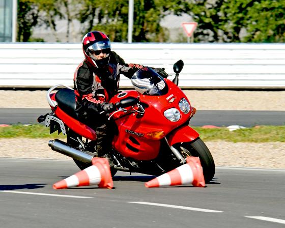 Sicher im Sattel: Mit einem ADAC Motorrad-Wiedereinsteiger-Training.	Foto: ADAC
