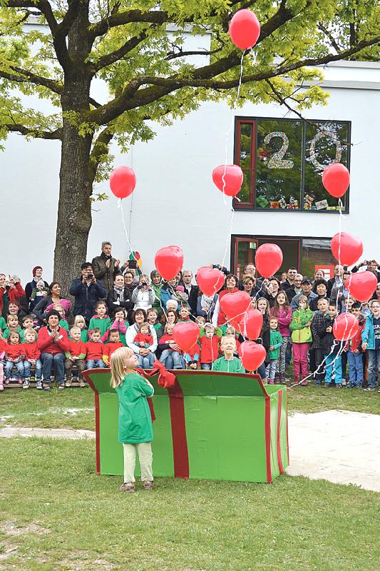 Voller Spannung öffneten die Kinder der Einrichtung das große Geschenk. 	Foto:  AWO München-Stadt