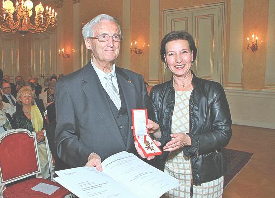 Der stolze Hellmut Bornemann (l.) bei seiner Ehrung in Wien mit der österreichischen Bundesministerin Gabriele Heinisch-Hosek. 	Foto: BMBF / Haslinger