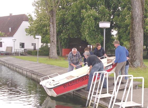 Gut Vorbereitet: Mitglieder der Wasserwacht beim Einsetzen der Boote in den Kastensee.	F: Wasserwacht