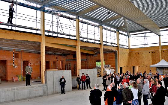 Der Zimmerermeister und Hochbautechniker Martin Winkler verlas den  Richtspruch für die neue Dreifachsporthalle in Zorneding. 	Foto: Sybille Föll