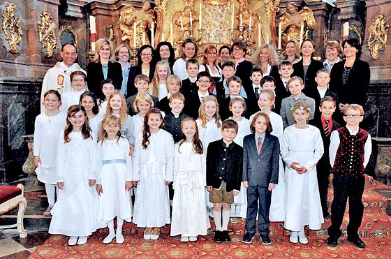 Fesch und feierlich. 30 Erstkommunionskinder in St.Sebastian in Ebersberg! Am Dienstag fuhren die Kinder auf einen gemeinsamen Ausflug! 	Foto: Doris Wille