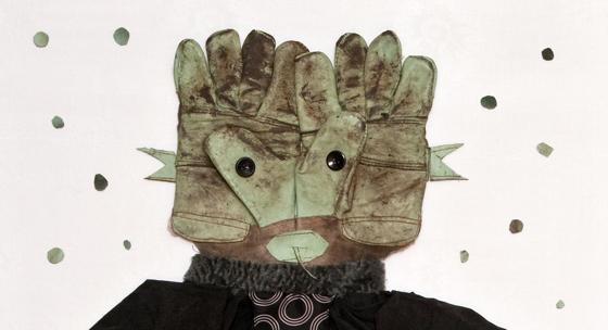Die Ausstellung von Anna-Jutta Pietsch zeigt unter anderen seltsame Handschuhgesichter.	Foto: VA