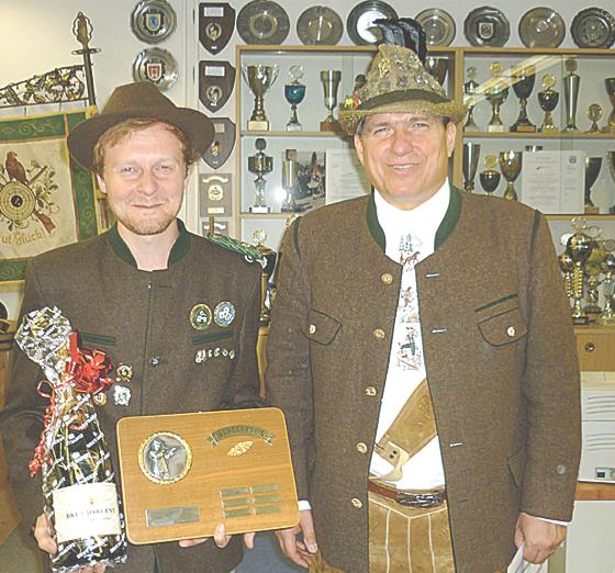 Der Gewinner des Wanderpreises für Zimmerstutzn Fabian Kuhn (l.) mit Werner Horn, dem Gewinner des Preisschießens.	Foto: H.Neuner
