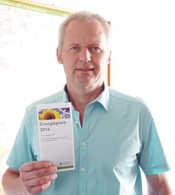 Wirtschaftsförderer Augustinus Meusel hält ein Infoblatt zum Energiepreis 2014 in seiner Hand, das unter anderem in den Rathäusern ausliegt. 	Foto: LRA Ebe