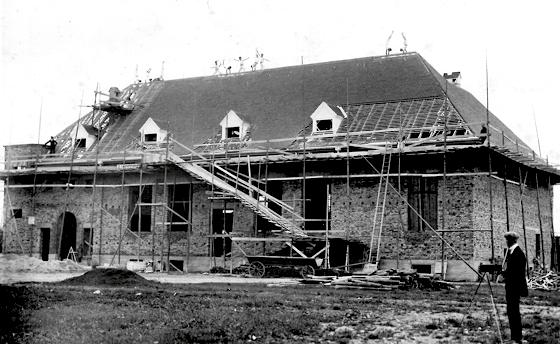 Zum Richtfest zeigten die Grafinger Turner 1924  auf dem Dach ihres neuen Vereinsheimes ihr ganzes  Können. 	Foto: Museum der Stadt Grafing