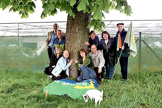 Vergeblich: Die Neubiberger Grünen demonstrierten für den Erhalte der  Kastanie.  	Foto: Privat