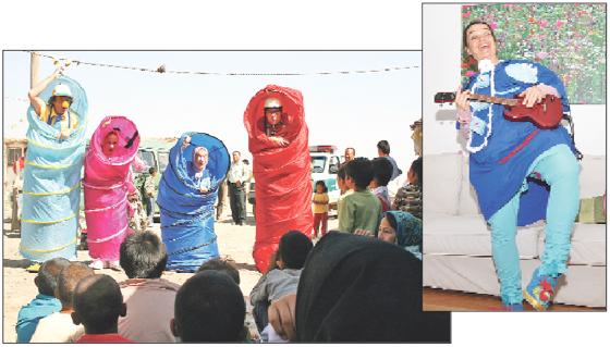 Vier »Clowns ohne Grenzen«  darunter Monika Staffansson aus Aschheim (rechts oben)  sind im Herbst wieder im Iran unterwegs. Für den geplanten Dokumentarfilm werden Unterstützer gesucht.	Fotos: Clowns ohne Grenzen, sf