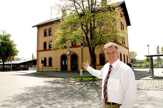 Bürgermeister Stefan Schelle freut sich, dass nach jahrelangem Hin und Her das historische Bahnhofsgbäude nun der Gemeinde gehört.	Foto: hol