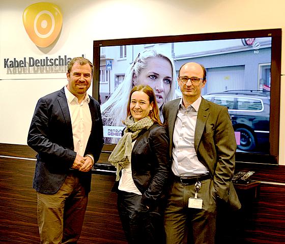 Florian Hahn MdB (v. l.) mit Dr. Annette Schumacher und Dr. Christoph Clément am Firmensitz von Kabel Deutschland in Unterföhring.	 Foto: S. Burgmaier