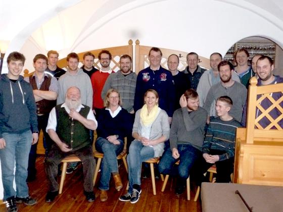 Kursleiterin Maria Bauer (m.) mit ihrem Team und den erfolgreichen WBV-Jagdkursteilnehmern.	F: VA