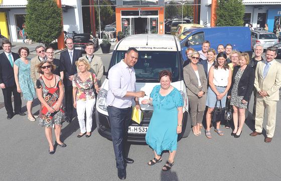 Yalla Krüger übergibt Christine Ettmüller im Beisein von Sponsoren und Gemeindevertretern den Schlüssel des gespendeten Wagens.	Foto: C. Ettmüller