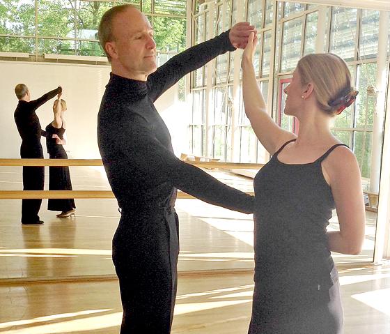 Beim Weltklassetrainer Juris Baumanis die Tanz-schritte richtig lernen.	Foto: privat