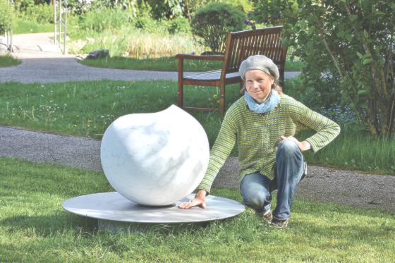 Die Bildhauerin Maria Rucker arbeitet vorwiegend mit Naturstein bei ihren Werken. 	F: Sieglinde Hankele