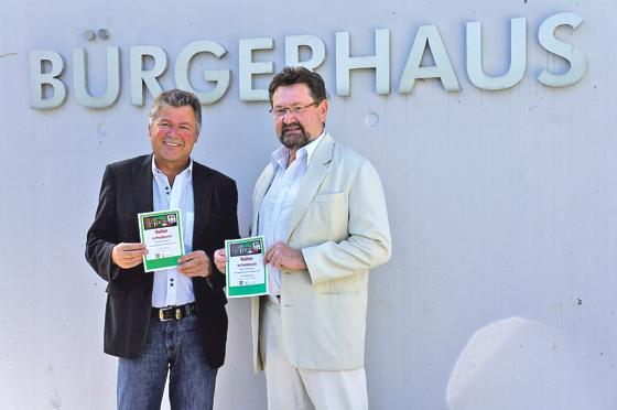 Bürgermeister Edwin Klostermeier und Kulturchef Erwin Bohlig (v. l.) freuen sich darauf, im Bürgerhaus große Namen auf die Bühne zu bringen. 	Foto: hw