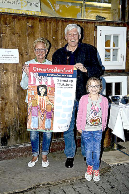 Susanne Vordermaier, Enkelin Sophie und Axel Keller mit dem neuen Plakat.	Foto: Pierre Kälin