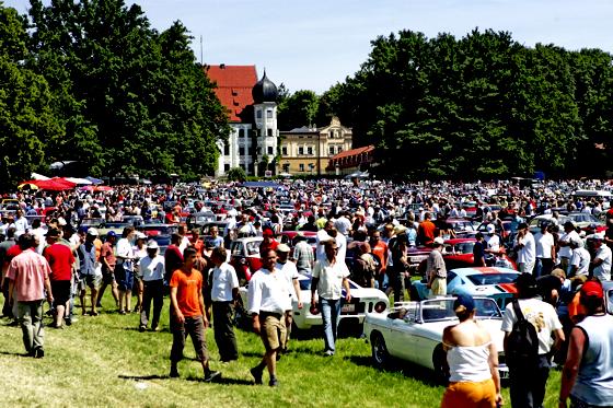 20 000 Oldtimer-Fans auf der Wiese vor Schloss Maxlrain bei Bad Aibling. 	Foto: ADAC/Gerleigner
