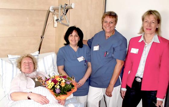 Gute Besserung! Shirley White aus Fraunberg war die 10.000 Patientin im Klinikum Landkreis Erding. Die stellvertretende Pflegedirektorin Gudrun Leifried überreichte Genesungswünsche und einen Blumenstrauß. 	Foto: Klinikum Erding