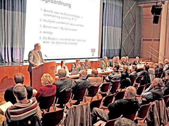Landrat Christoph Göbel berichtete auf der Bürgerversammlung über die Situation der Flüchtlinge im Landkreis München.	Foto: Kohnke