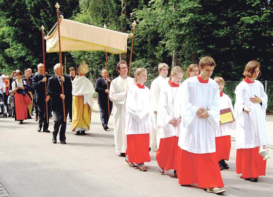 In Ottobrunn sind alle Gläubigen zur Teilnahme am Fronleichnamsfest eingeladen. 	Foto: VA
