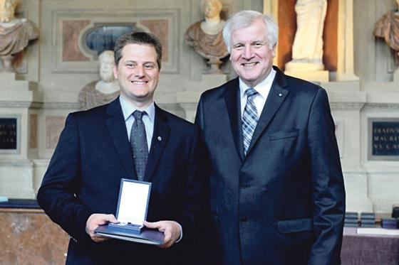 Sascha Wilbert mit dem Bayerischen Ministerpräsidenten Horst Seehofer. Foto: Bayerische Staatskanzlei