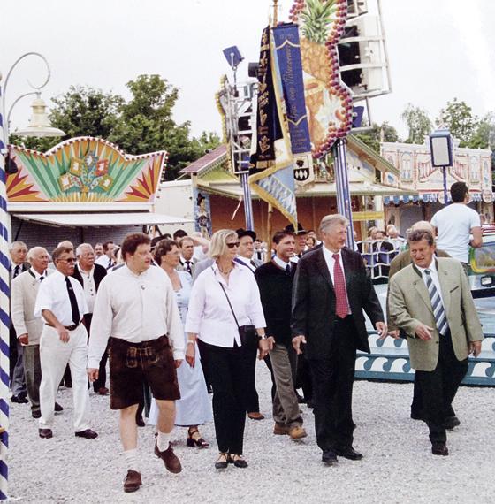 Der heutige Unterföhringer Bürgermeister Andreas Kemmelmeyer (Dritter von rechts) und der damalige Bürgermeister Franz Schwarz (Zweiter von rechts) beim Bürgerfesteinzug 2005.	Foto: Gemeinde Unterföhring