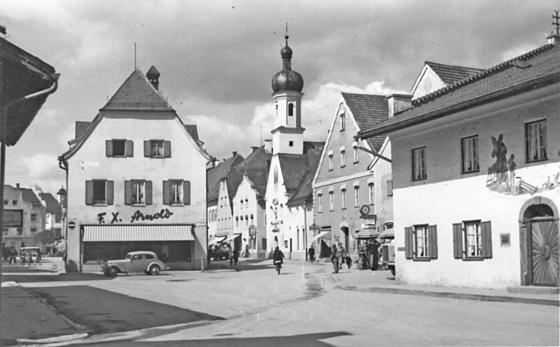 Diese Aufnahme zeigt Grafings Unterern Marktplatz in den 1950er Jahren.	Foto: Stadtarchiv Grafing