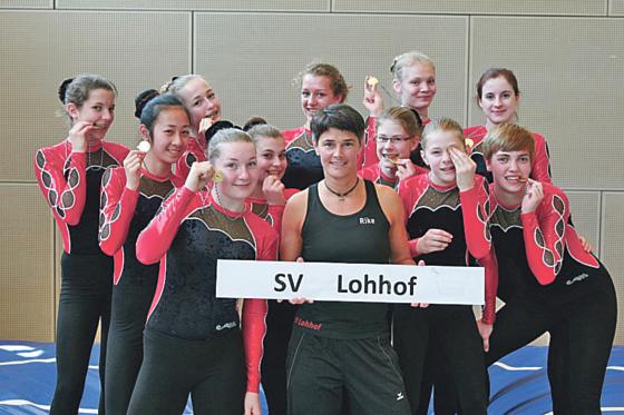 Es ist Gold: Die Mädchen des SV Lohhof standen mit den Bandenburgerinnen ganz oben. 	Foto: VA
