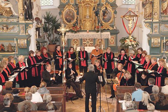 Kirchenmusiker Matthias Gerstner und der Kammerchor »Con Voce« geben ein stimmgewaltiges Konzert in der Barockkirche St. Ottilie. 	 Foto: VA