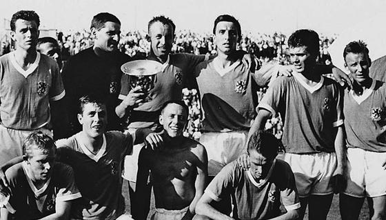 1964: Pokalsieger mit der Originaltrophäe. Foto: TSV 1860 Archiv