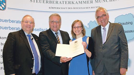 Dr. Hartmut Schwab (r.), Kurt Hengsberger sowie Johannes Hintersberger (v.l.n.r.) gratulieren Susanne Adam. Foto: SBKM