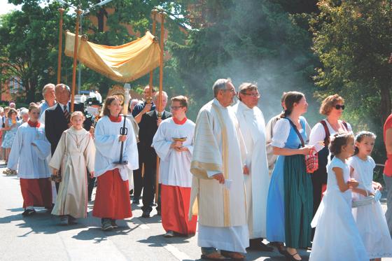 Die Teilnehmer der diesjährigen Fronleichnamsprozession feierten bei bestem Wetter ein farbenprächtiges Glaubensfest.	Foto: privat