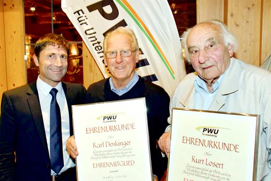 Jetzt Ehrenmitglieder: Der PWU-Vorsitzende Andreas Kemmelmeyer ehrte die beiden Gründungsmitglieder Karl Denkinger und Kurt Losert (von links).	F.: Partei