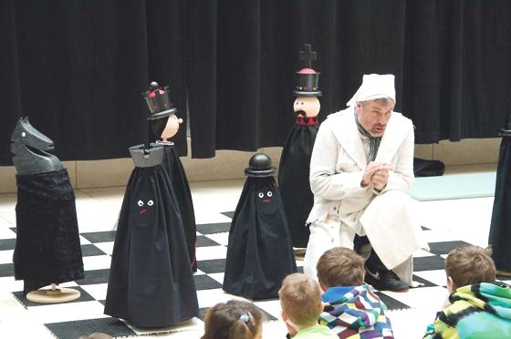 Peter Mitschitczek bringt mit seinen Schachfiguren den Kindern singend die Oper näher. 	Foto: VA