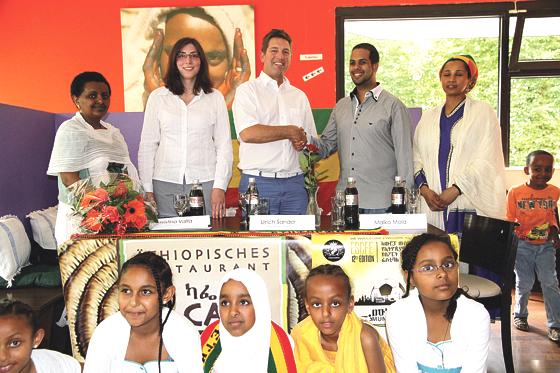 Bürgermeister Ulrich Sander bei der Unterzeichnung für das Ethio Europe Sports & Cultur Festival, das Ende Juli in Taufkirchen stattfinden wird.	Foto: VA