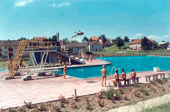Der Sprung ins erfrischende Nass! Das Freibad vor 50 Jahren. 	Foto: Stadt Dorfen