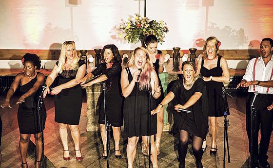 Die 15 Sänger von GospelnSoul haben bei ihrem Konzert verschiedene  Gute-Laune-Songs im Repertoire.	Fotos: VA