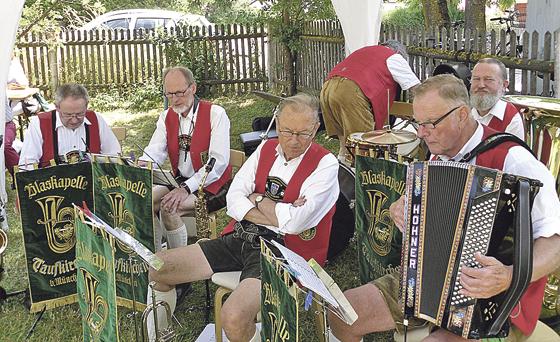 Die Blaskapelle Taufkirchen spielte zünftig mit traditionellem bayerischen Musikgut auf.	Foto: Michael Müller