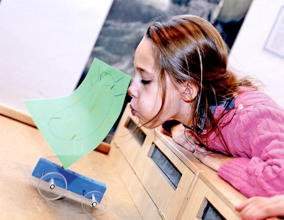 Noch bis 9. Juli können Kinder ab fünf Jahren im Hauptbahnhof Luftmobile bauen. Die Aktion ist kostenfrei.	Foto: Museum/scy