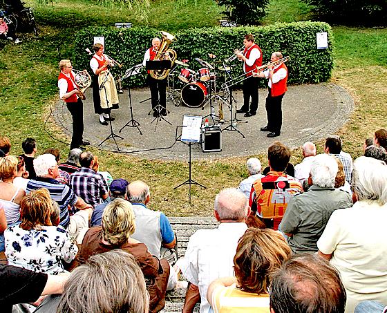 Mittlerweile Tradition: Die Serenade der Stadtkapelle Unterschleißheim im Valentinspark.	Foto: VA