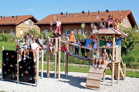 Der gemeinsame Spass am Tennisplatz war die schönste Ferien-Freude für die vielen kleinen Teilnehmer.	Foto:  Heinz Kümmerling