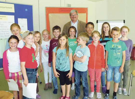 Bürgermeister Johann Eichler besuchte das engagierte Schülerparlament in der Grundschule. 	Foto: VA