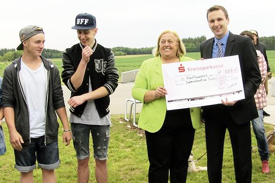 Thomas Sanktjohanser überreichte  Bürgermeisterin Barbara Bogner bei der JuZe-Eröffnung einen Scheck über 500 Euro für die Jugenarbeit.	Foto: Pietsch