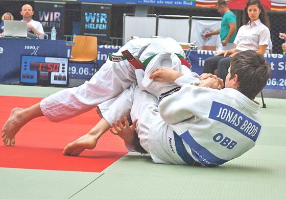 Der Grafinger Jonas  Broß (r.) erkämpfte beim international besetzten Turnier in Sindelfingen, eine hervorragende Bronzemedaille.	Foto: Martina Broß