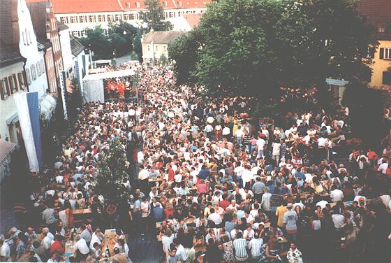 Ein Bild aus den früheren Jahren: Das Weinfest zählt bereits seit 1974 zu einen Wesensbestandteil des Ebersbeger Veranstaltungsjahres. 	Foto: Spielmannszug