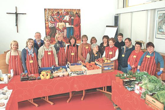 Das Ausgabeteam des Ottobrunner Tischs im Pfarrsaal von St. Magdalena.	Foto: St. Magdalena