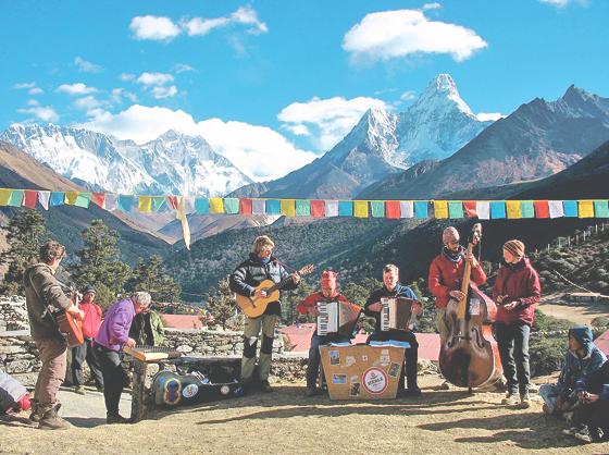 Reinhold Rühl zeigt in »Nepal Highway« bayerische Hobbymusiker auf dem Everest.	Foto: VA